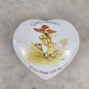 Vintage 1974 Holly Hobbie Heart Porcelain Trinket Box "Gather A Bouquet..."